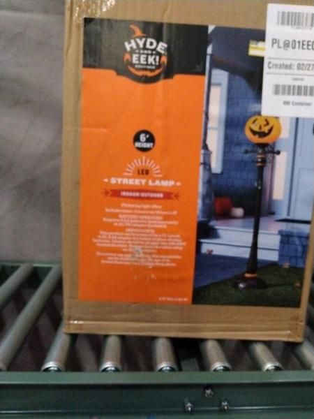 6ft Hyde selling and eek pumpkin street lamp