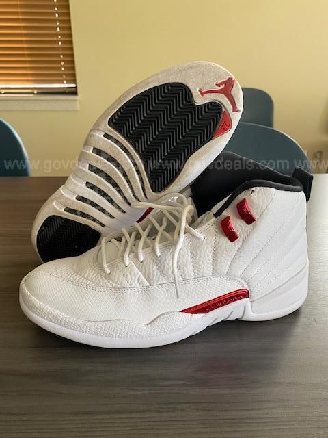 Jordan retro 12 hot sale mens size 9.5