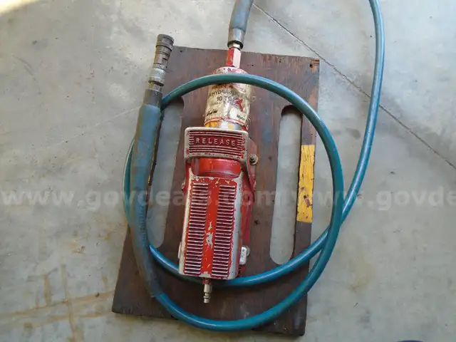 Air over hydraulic pump with ram