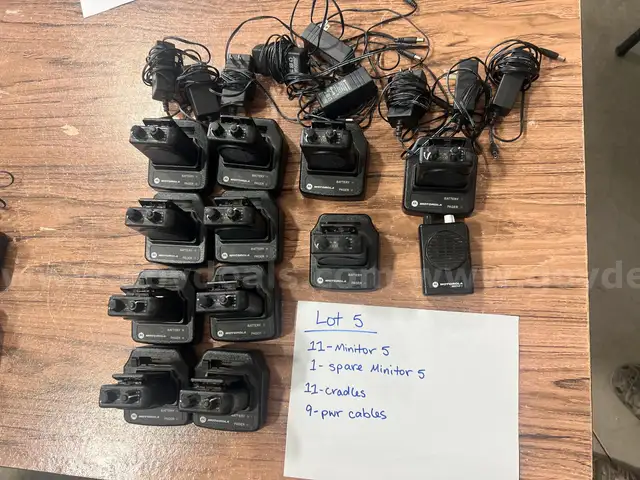 Lot 5 - Minitor V pagers