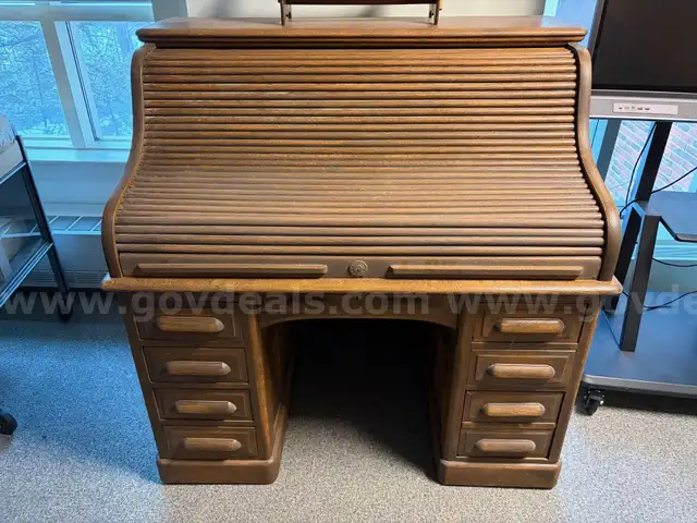 Antique Oak Roll-Top Desk – Standard Desk Company (c. 1900)