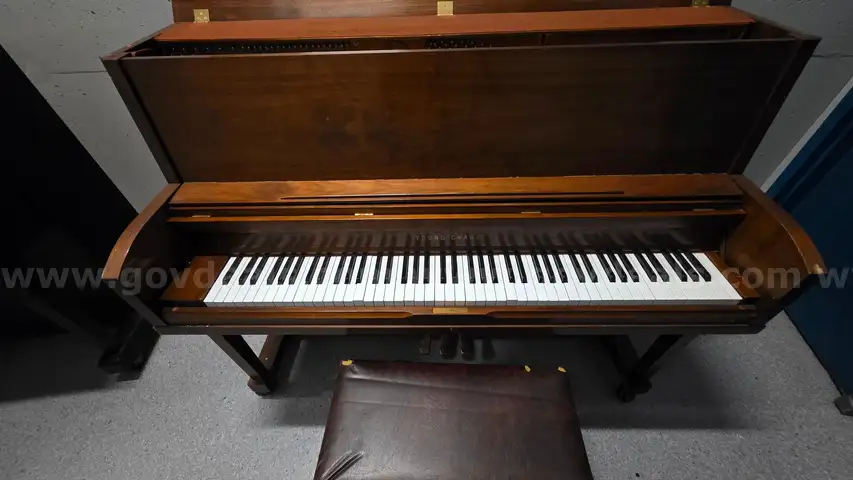 Young Chang U-116S Upright Piano - Bench Included