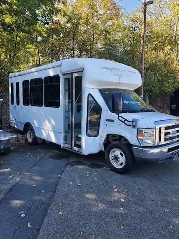 2009 Ford Econoline / Starcraft Mini-Bus with wheelchair lift