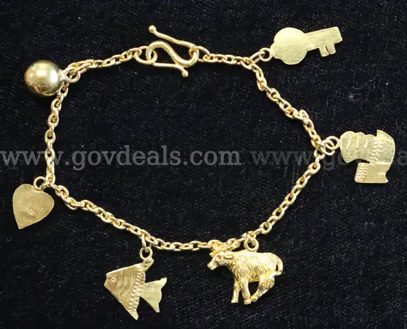22K Yellow Gold Rolo Design Charm Bracelet With 6 Charms, 7.7 Grams