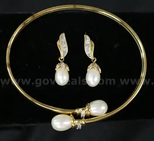 14K Yellow Gold Bracelet &#x26; Earring Set With Pearls &#x26; Diamonds, 10.0 Grams