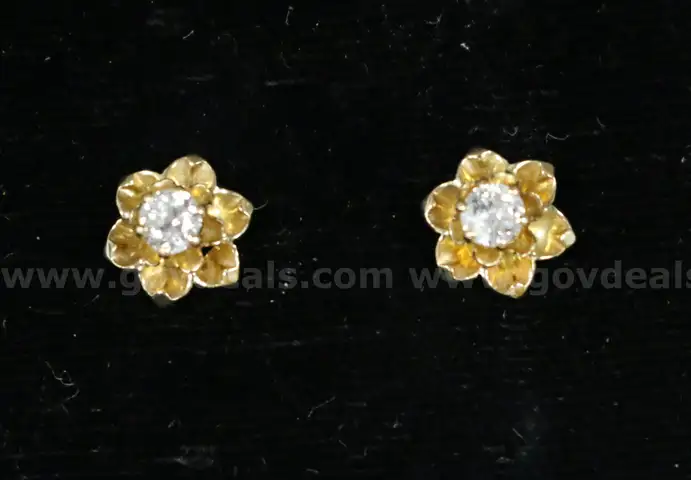 14K Yellow Gold Stud/Flower Design Earring With Diamonds, 1.8 Grams