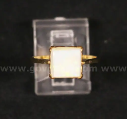 21K Yellow Gold Ring With Opal, 3.2 Grams