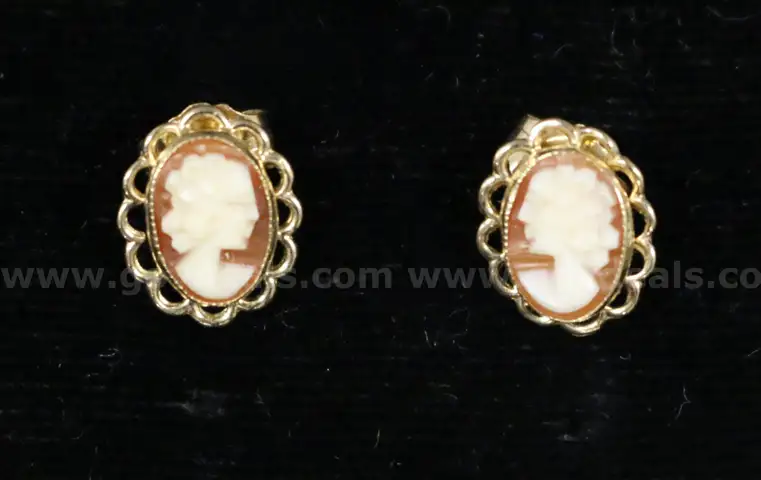 14K Yellow Gold Stud/Cameo Design Earring, .80 Gram