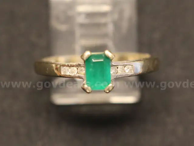 14K Yellow Gold Ring With Green Stone &#x26; Diamonds, 3.2 Grams
