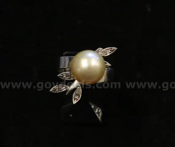 14k White Gold Ring with Baroque Pearl and Diamonds, 5.6 Grams