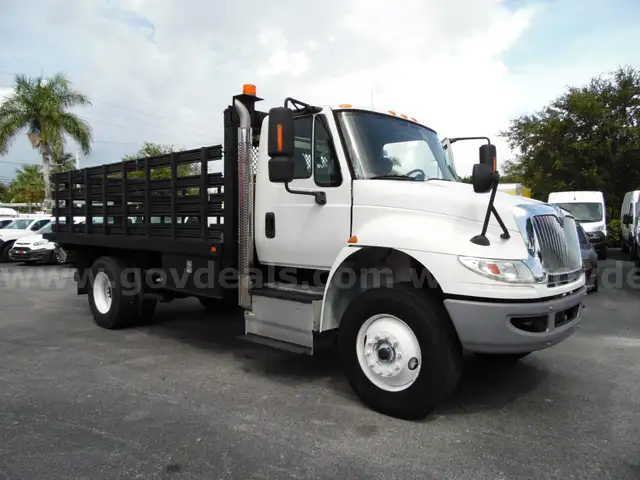 International 4300 FLATBED TRUCK CUMMINS DIESEL
