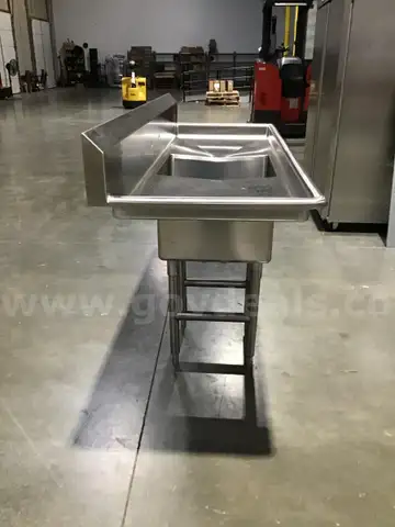 Single compartment sink and faucet