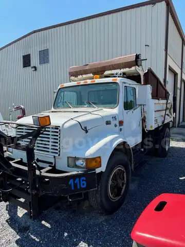 2000 Navastar 4700 Dump Truck