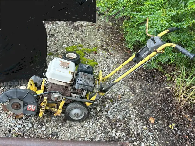 John Deere E35 Edger