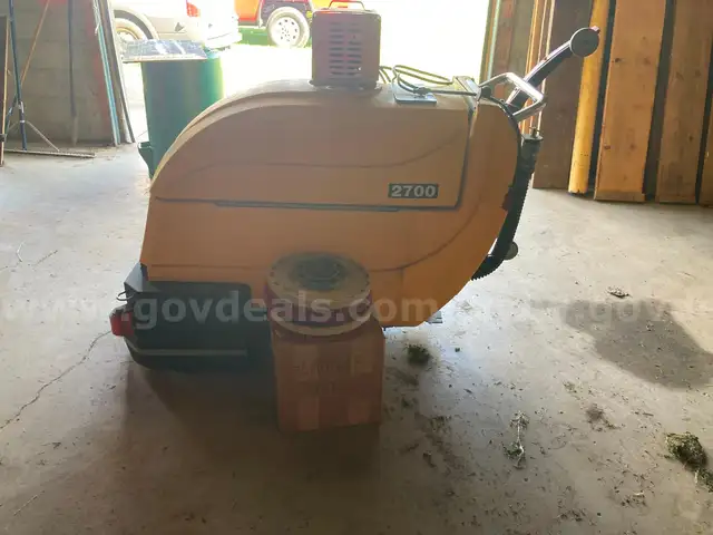 Tomcat 2700 Walk Behind Floor Scrubber