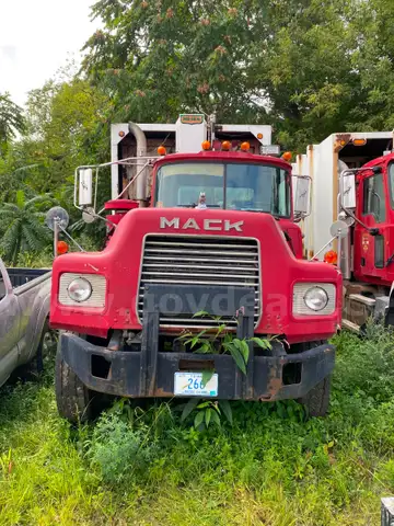 Mack Truck 1994 DM 690 SX Garbage Truck