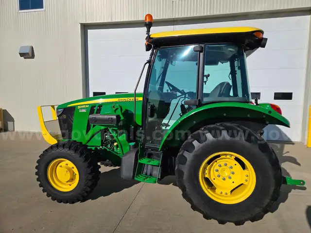 2015 John Deere 5085M Tractor