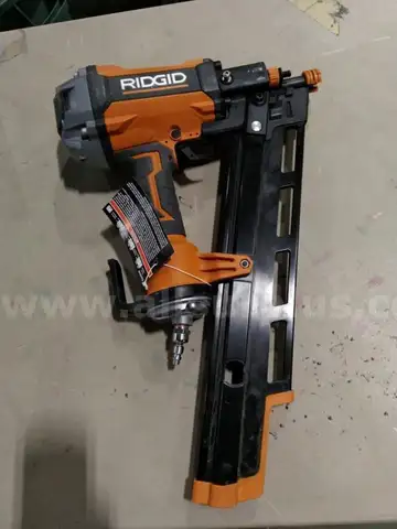 Pneumatic 21-Degree 3-1/2 in. Round Head Framing Nailer
