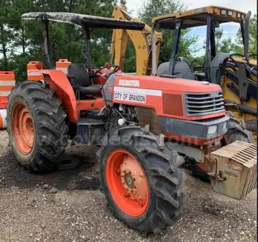 KUBOTA M9000