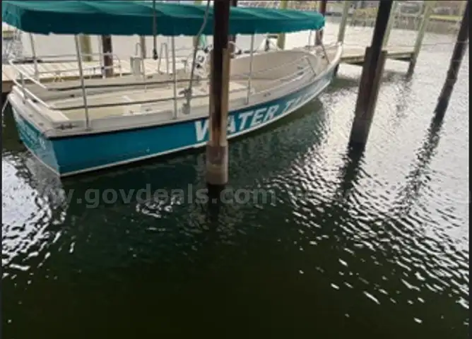 1995 Old Port 25’10" Fiberglass Boat