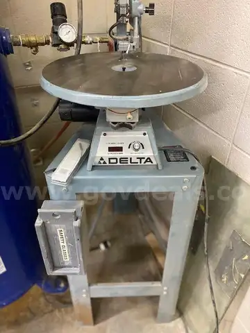 Delta 18&#x22; Scroll Saw with Stand