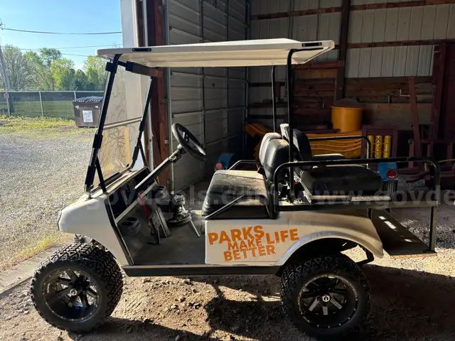 CLUB CAR GOLF CART