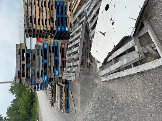 Lot of 114 wooden Pallets