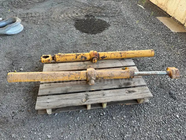 Caterpillar D6R Dozer Lift Cylinder Pair