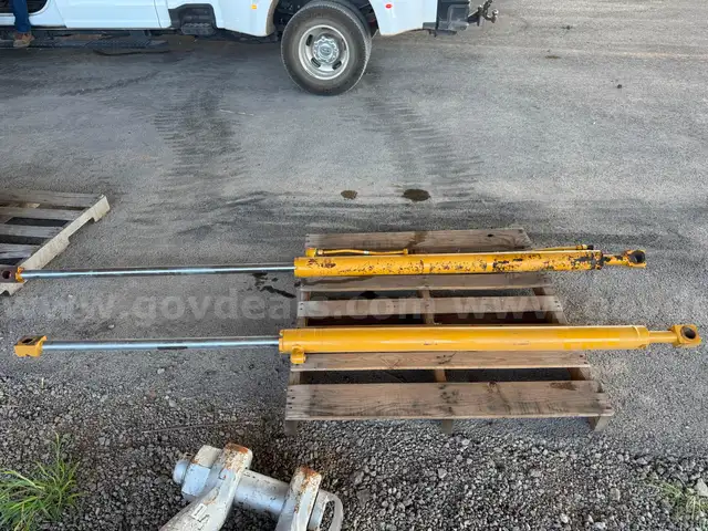 Caterpillar 140M Side Shift Cylinders