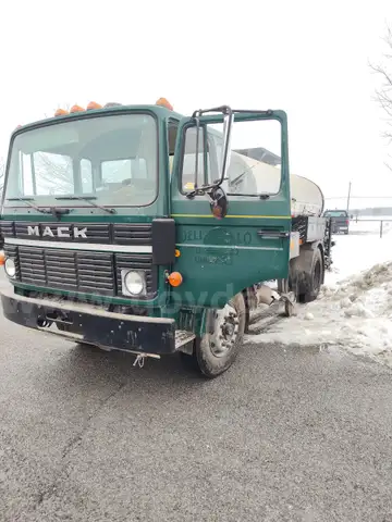 1985 Mack MS300P