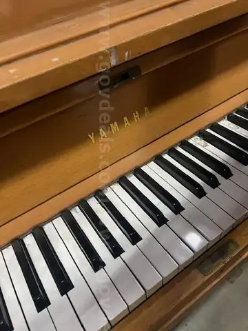YAMAHA UPRIGHT PIANO