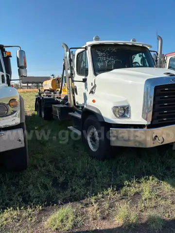2016 Freightliner 114SD Roll-Off Truck (Tow-Away)