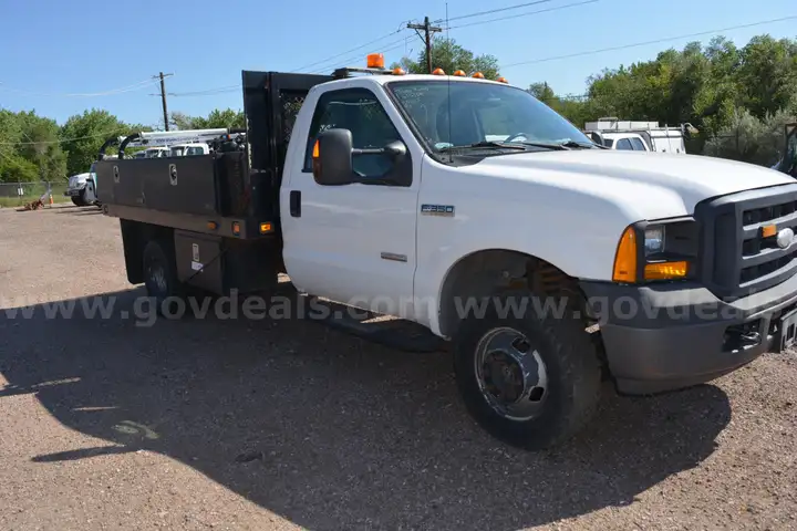2007 Ford F350 XL SD Reg. Cab 4x4 DRW Flatbed Utility Truck