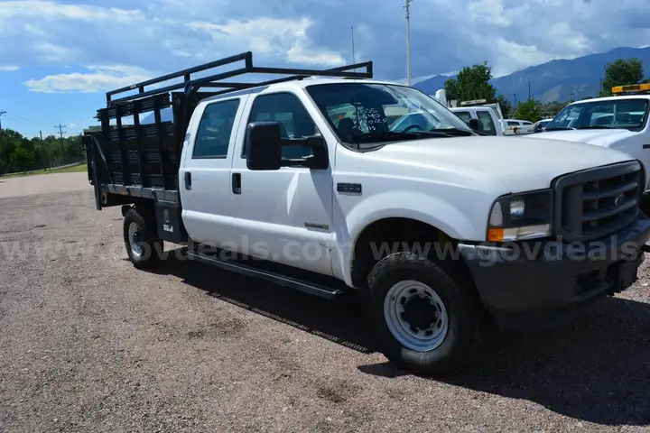 2003 Ford F350 XL SD Crew Cab 4x4 Stakebed Truck. w/Liftgate
