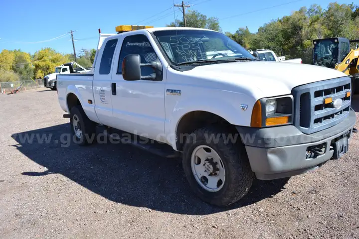 2007 Ford F350 SD XL Ext. Cab 4WD Truck w/Tommy Lift