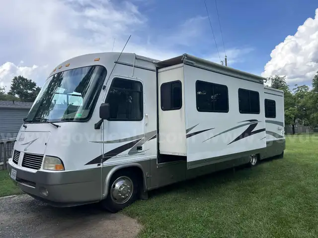 2001 Georgia Boy Motor Coach (Ford F-650 Chassis) 32&#x2019; Foot RV Camper