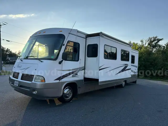 2001 Georgia Boy Motor Coach (Ford F-650 Chassis) 32&#x2019; Foot RV Camper