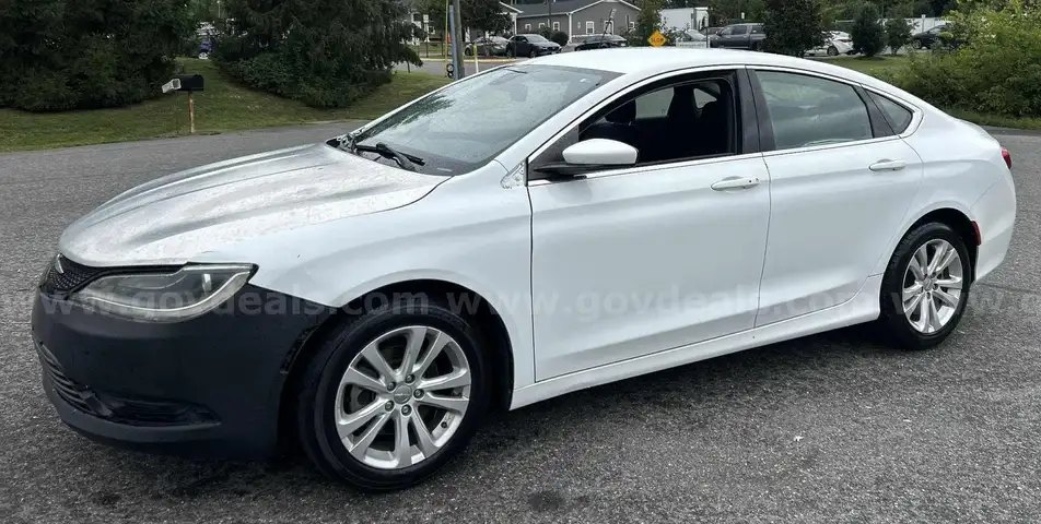 2015 Chrysler 200 4 Door, Mini Luxury Sedan