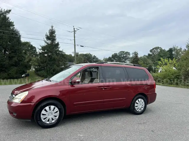 2011 Kia Sedona Mini-Van..V6 power, cold A/C, clean title, and room for 7 good decisions (or 6 bad ones)