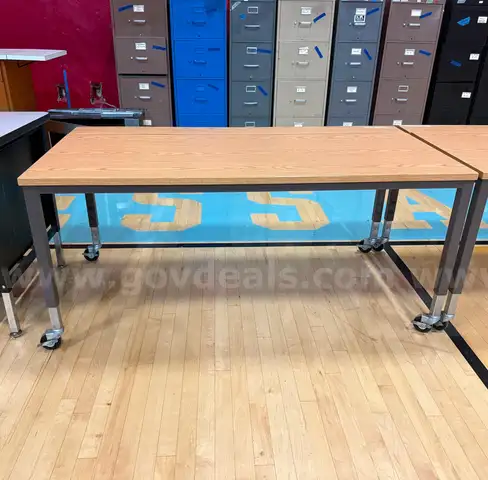 Adjustable Computer Table