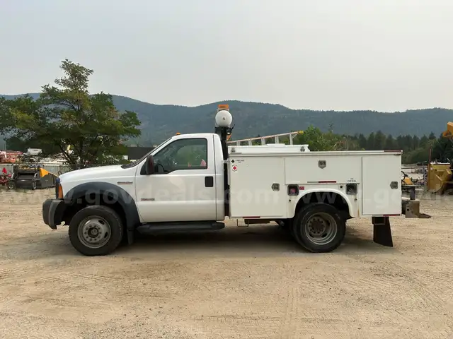 2006 Ford F-450 SD Service Body Truck - 6.0L V8 OHV 32V TURBO DIESEL ENGINE