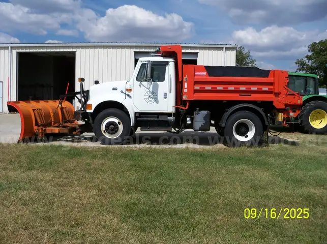 2000 International Dump Truck with Snow Plow and Salt Spreader