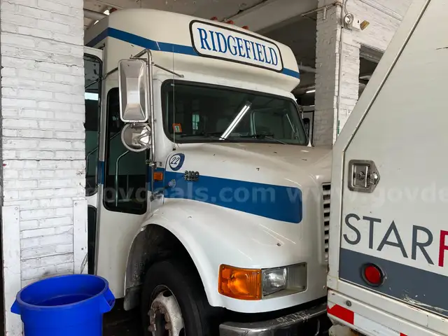 1998 International 3400 Eldorado 24 Passenger Bus w/Wheelchair Lift