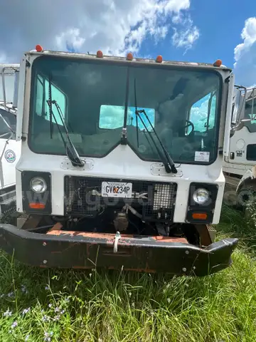 2003 Mack MR688S