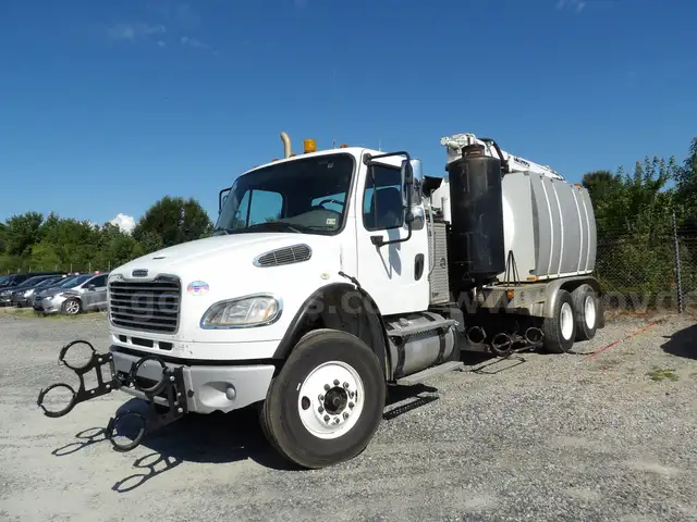 2013 Freightliner M2 106