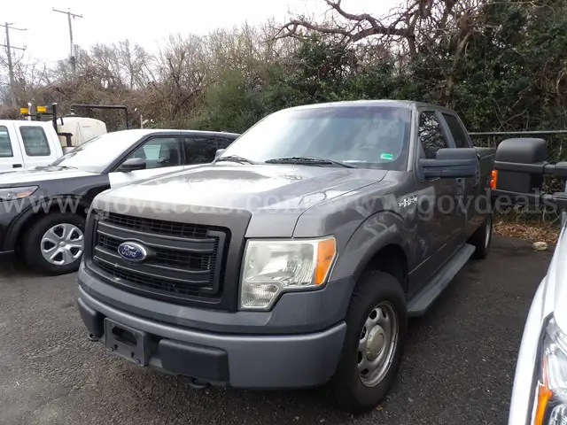 2014 Ford F-150 XL 4WD - Comes with a Tonneau Cover