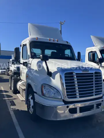 2016 Freightliner Cascadia 125 Tandem-Axle Daycab Truck Tractor