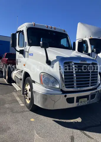 2016 Freightliner Cascadia 125 Tandem-Axle Daycab Tractor Truck