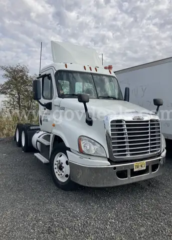 2015 Freightliner Cascadia 125 Single-Axle Daycab Truck Tractor