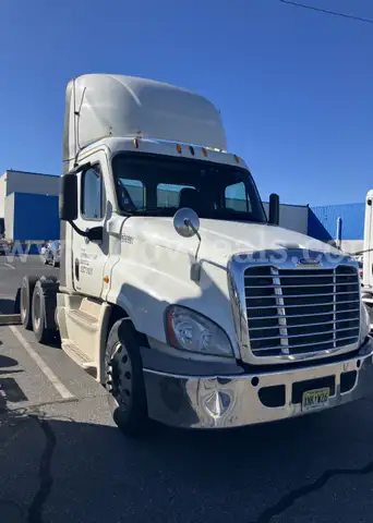 2015 Freightliner Cascadia 125 Tandem-Axle Daycab